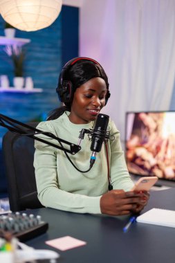 İnternet programı sunucusu telefonda fan mesajlaşması sorularına yanıt veriyor