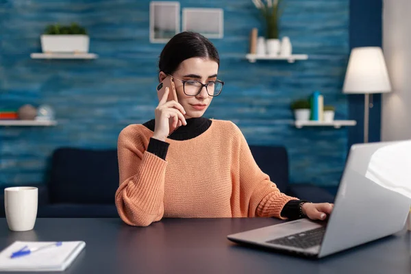 Studente che lavora a casa per il seminario universitario utilizzando computer portatile — Foto Stock