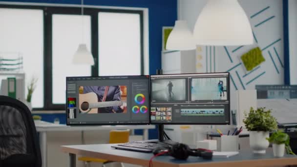 Escritório de agência criativa moderna vazia com configuração de monitores duplos — Vídeo de Stock