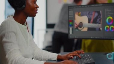 Afrika video editörü kulaklıkla müzik dinliyor wihile montaj görüntüleri