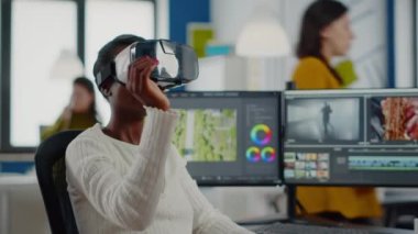 VR kulaklık takan siyah kameraman