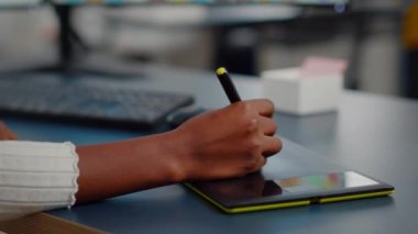 Grafik tabletine resim çizen Afrikalı fotoğraf editörünün elini kapat