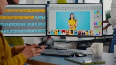 Profesyonel fotoğrafçı masasında oturmuş kulaklık takıyor.
