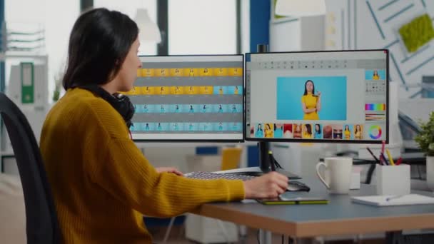 コンピュータで作業するフォトエディタの連絡先写真 — ストック動画