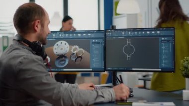 Tasarımcı mühendis kulaklık takıyor. Teknik kaba programla çalışıyor.