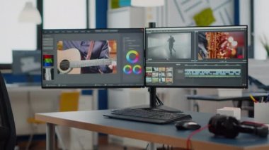 İçinde kimse olmayan bir video yapım stüdyosu ve iki ekranlı bir bilgisayar.