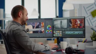 Video yapımcısı post prodüksiyon yazılımı kullanarak film düzenliyor