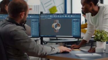 Çeşitli ekipler çift monitör kullanarak endüstriyel projeyi tartışıyor