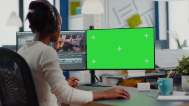 Krom tuşlu bilgisayar kullanan siyah kameraman