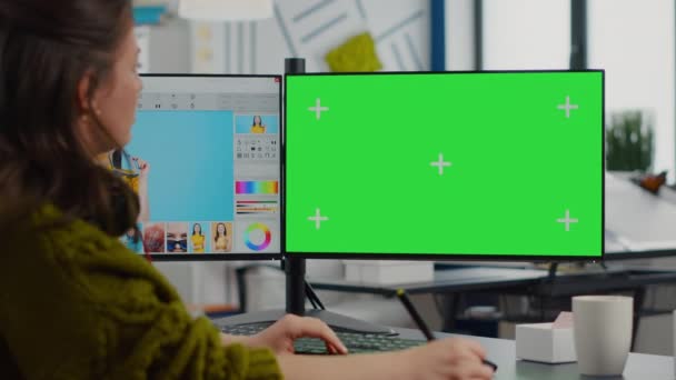 Retoque creativo edición de fotos utilizando la pantalla de croma key — Vídeo de stock