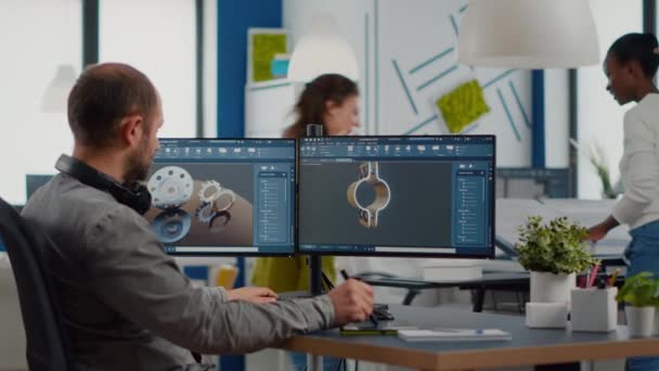 Ingeniero trabajando en PC, pantalla que muestra el software CAD con componentes 3D — Vídeo de stock