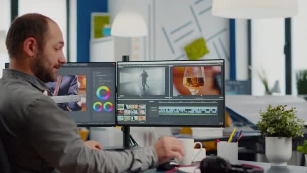 Videografo mettere su cuffie progetto di editing video — Video Stock