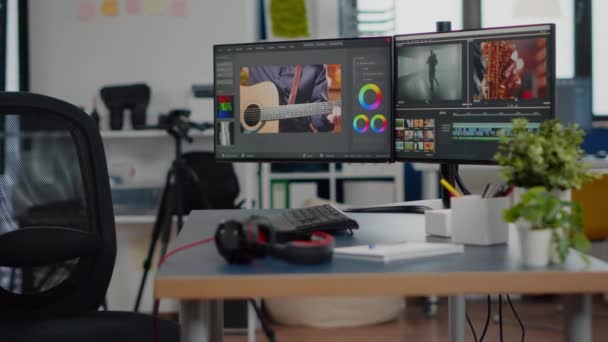 Local de trabalho criativo vazio com computador profissional colocado na mesa — Vídeo de Stock