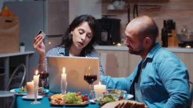 Akşam yemeğinde internetten alışveriş yapmak.