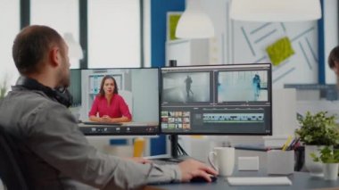 Proje yöneticisi ile çevrimiçi web konferansında videograf