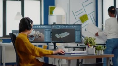 Endüstriyel tasarımcı kadın mühendis ile bilgisayar hakkında konuşuyor.