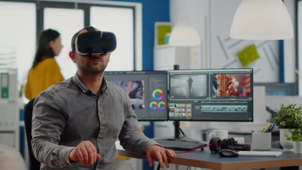 Videoszerkesztő tapasztalt virtuális valóság headset — Stock videók