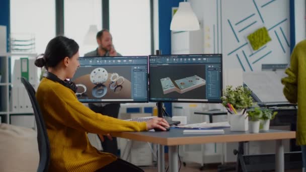 Bilgisayar üzerinde CAD yazılımı gösteren endüstriyel kadın mühendis — Stok video