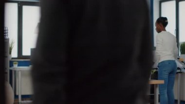 Mutlu kadın makine mühendisi kulaklık takıp müzik dinliyor.