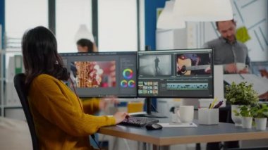 Video projesinin film görüntülerini ayarlamasını tartışan meslektaşlar