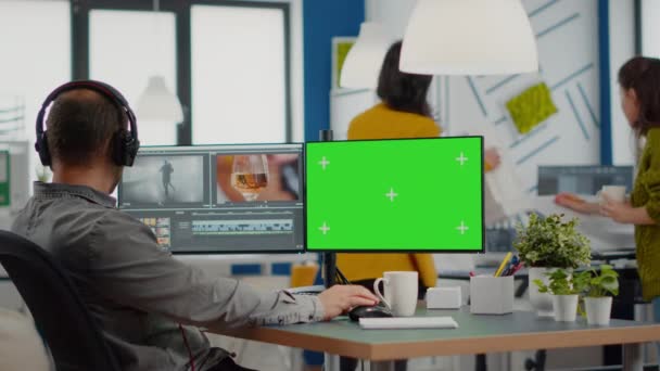 Videographer using computer with chroma key display — Stock Video