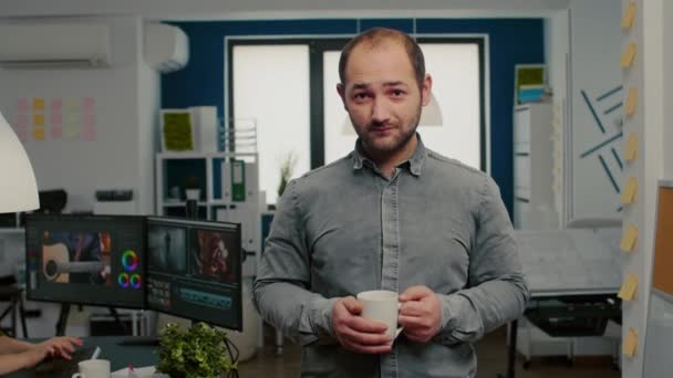 Portrait du vidéaste debout devant la caméra souriant — Video