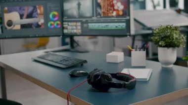 Profesyonel bilgisayarı olan boş yaratıcı multimedya stüdyosu