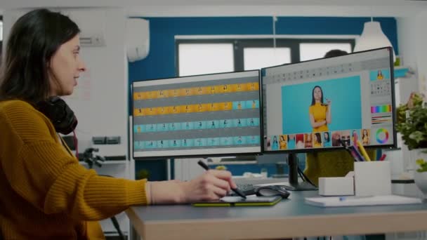 Editor di foto utilizzando il software di editing di immagini — Video Stock