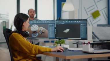 Endüstriyel tasarımcı kadın mühendis ile tartışıyor.