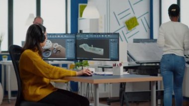 Yüksek teknolojili endüstriyel program kullanan profesyonel işçiler