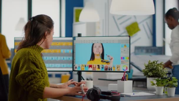 Retoque de mujer mirando a la cámara sonriendo trabajando en agencia de medios creativos — Vídeo de stock