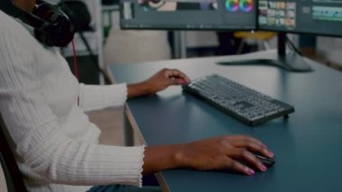 Afrikalı video editörünün başını çevirip gülümseyen kameraya bakışını kapat