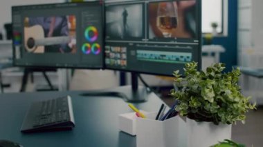 Masaya yerleştirilen profesyonel bilgisayarı kapat