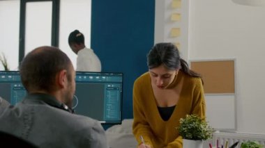 Endüstriyel mimar meslektaşları çalışıyor ve fikirleri paylaşırken eğleniyorlar