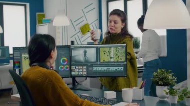 Video düzenleme uygulamasında çalışırken projeden bahseden video fotoğrafçıları takımı