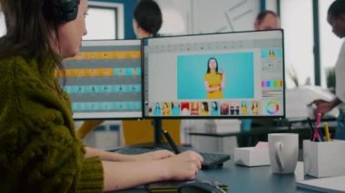 Dijital rötuş programını kullanan yaratıcı fotoğrafçı