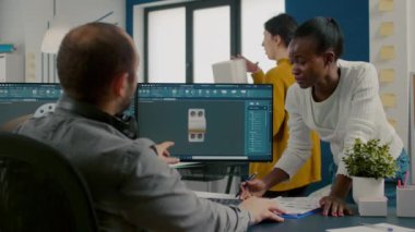 Çeşitli mühendisler mekanik parçaların tasarımında bilgisayar üzerinde çalışıyorlar.