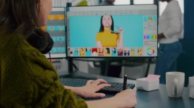 Bilgisayar başında fotoğraf düzenleme yazılımlarıyla çalışan serbest çalışan bir kadın.