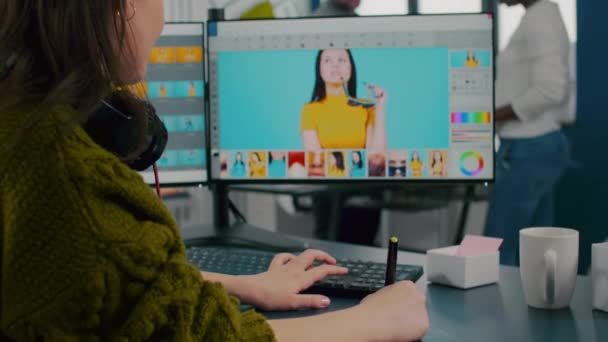 Frilansare retuscher kvinna som arbetar vid datorn med foto redigering soffor — Stockvideo