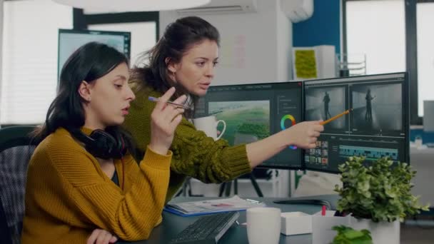 Mujeres videógrafas editando proyectos de vídeo creando contenido — Vídeo de stock