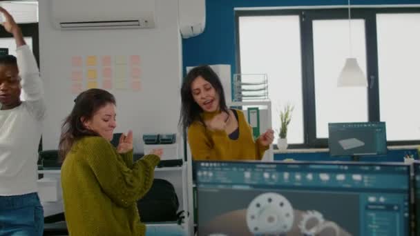 Enthousiaste divers ingénieurs femmes dansant dans le bureau de l'entreprise — Video