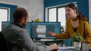 Ekip çift monitör kullanarak endüstriyel projeyi tartışıyor