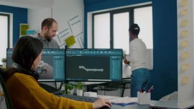 Endüstriyel tasarımcı iş arkadaşıyla tableti tartışıyor