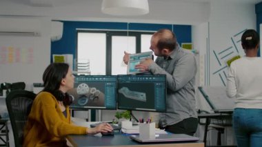 Mühendis tableti 3D vites yöneticisine gösteriyor