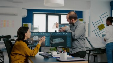 Mühendis tableti 3D vites yöneticisine gösteriyor