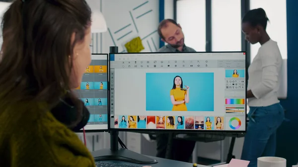 Freelancer retoucher mulher trabalhando no computador com edição de fotos sofware — Fotografia de Stock