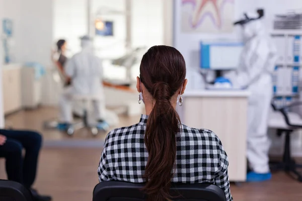 Пациентка в стоматологическом кабинете ждет диагноза — стоковое фото