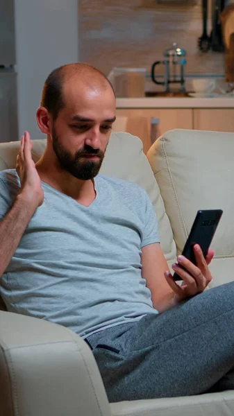 Homem caucasiano conversando com seu colega sobre conferência de negócios — Fotografia de Stock