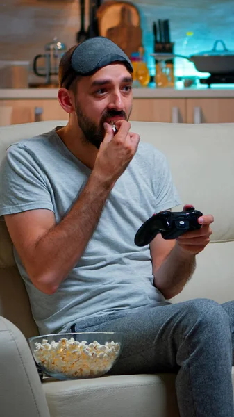 Gamer profesional trastornado sentado en el sofá y jugando videojuegos de fútbol — Foto de Stock