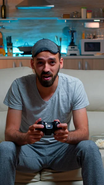 Upset pro gamer sitting in front of television losing soccer video games — Stock Photo, Image